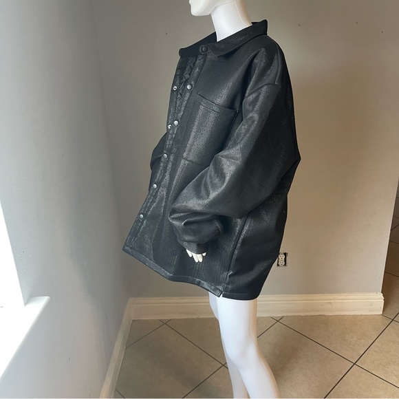 Black Metallic Snap-Button Shacket
Size xxl
For Men 
New
Brand is Forever 21 - Picture 7 of 11